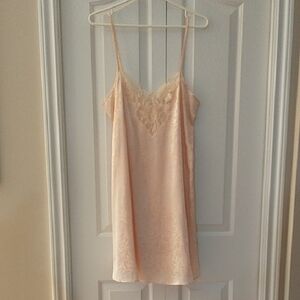 🇨🇦Elegant Peach Rounded Hem Slipstyle Nightie🇨🇦 Medium